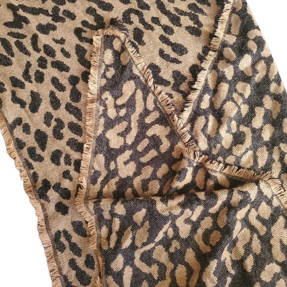 Acrylic knit leopard wrap - Picture 6 of 8